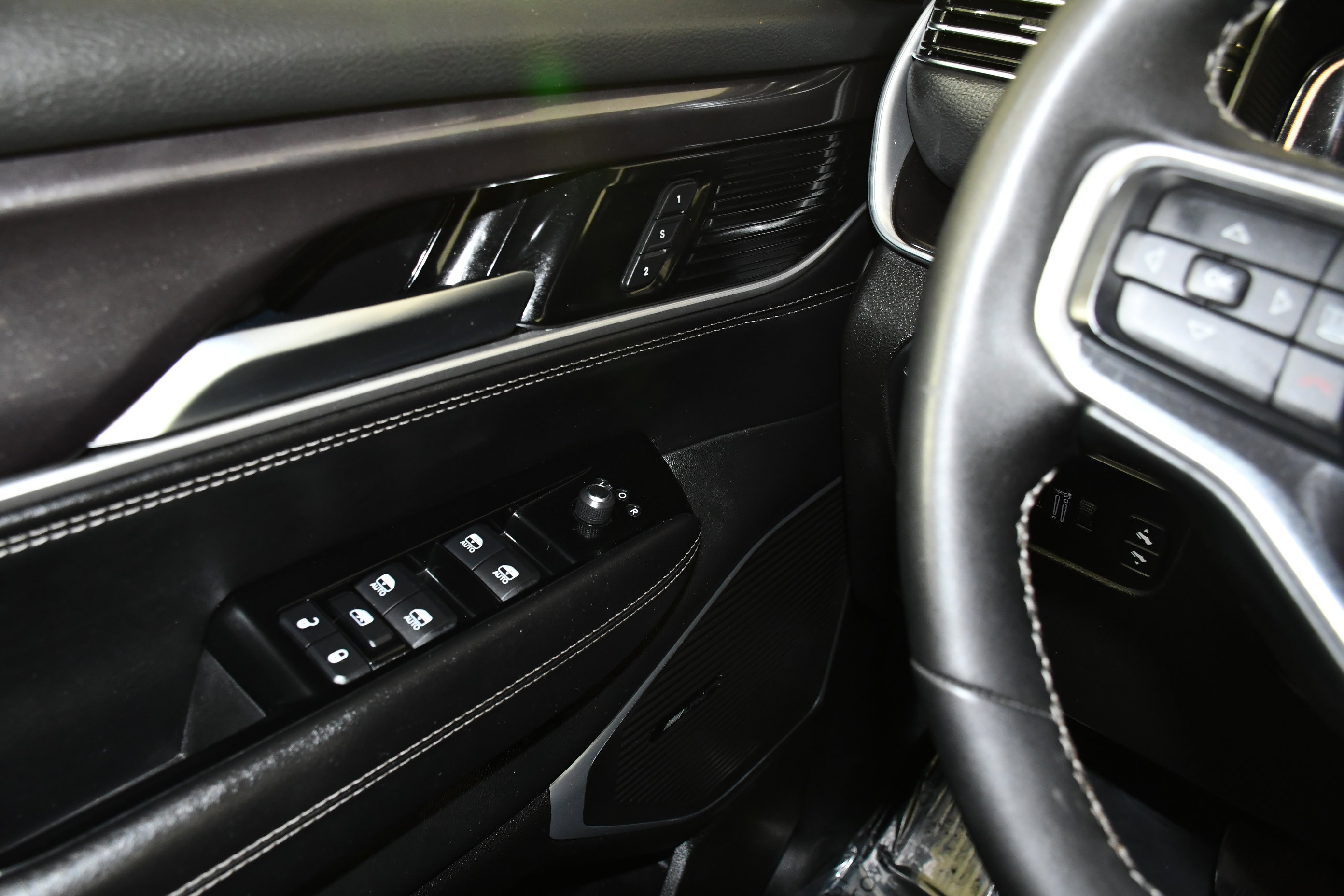 Used 2024 Jeep Wagoneer 4WD w/ HD Trailer Tow Package image 35