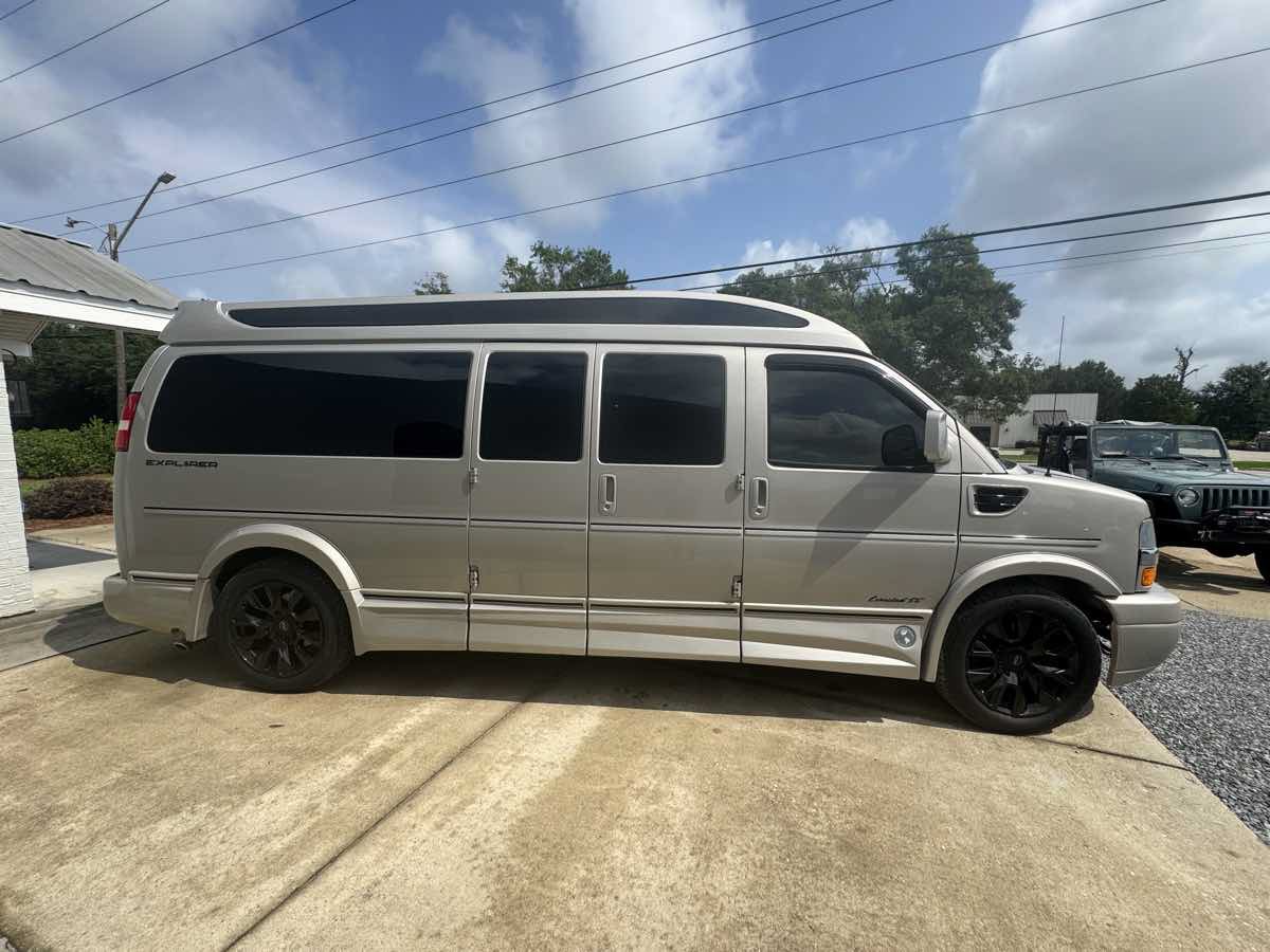 Used 2022 Chevrolet Express 2500 Extended w/ Enhanced Convenience Package RWD image 5