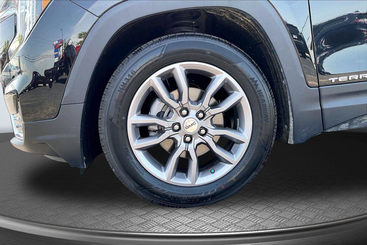 Used 2024 GMC Terrain SLT AWD/4WD image 10