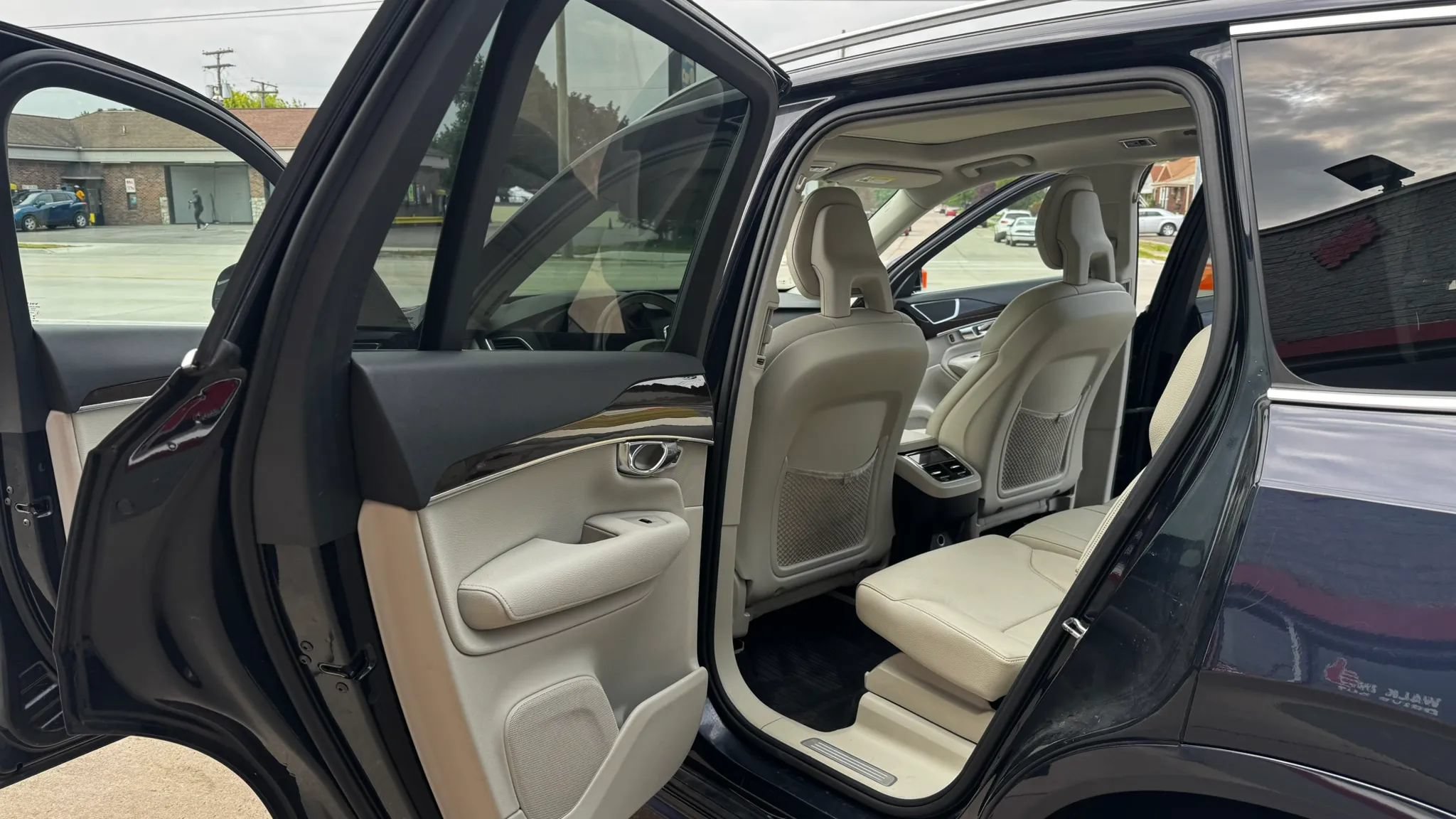 Used 2016 Volvo XC90 T6 Momentum w/ Momentum Plus Package AWD/4WD image 16