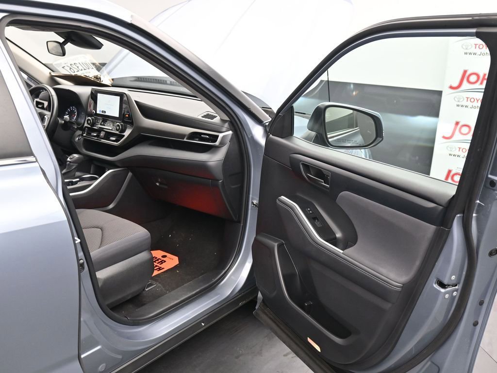 Used 2023 Toyota Highlander LE image 19