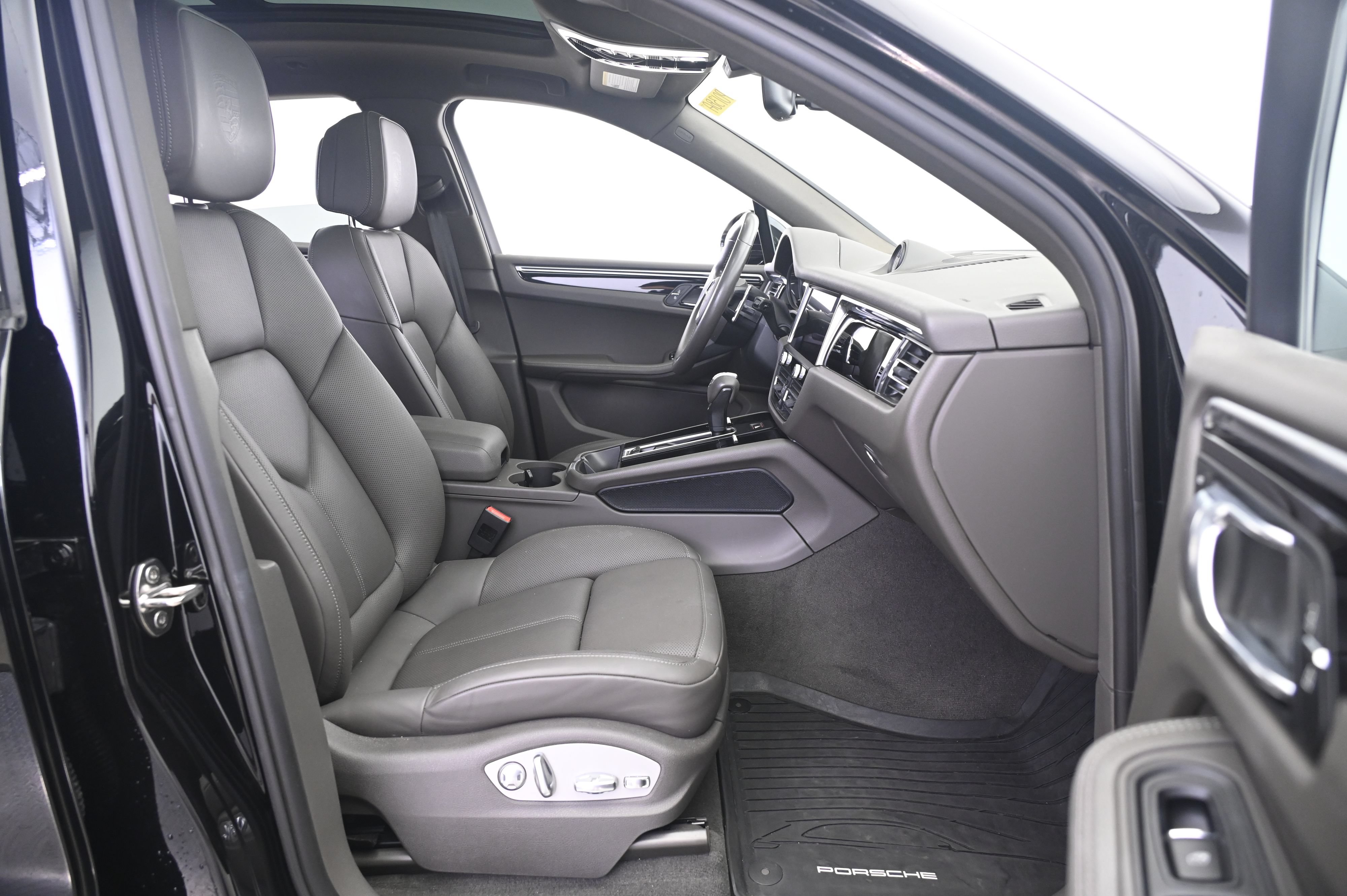 Certified 2024 Porsche Macan S AWD/4WD image 23