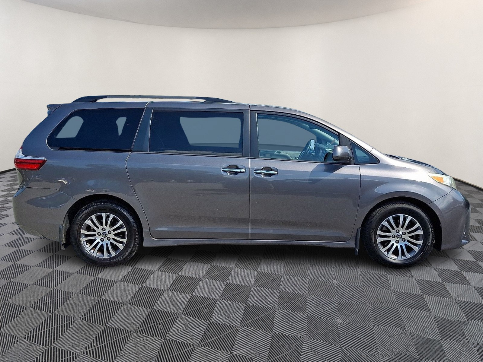 Used 2018 Toyota Sienna XLE w/ XLE Navigation Package FWD image 7
