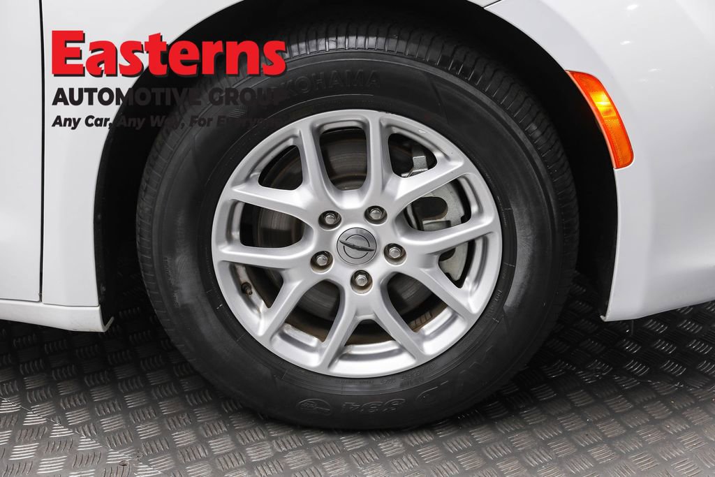 Used 2023 Chrysler Voyager LX image 31