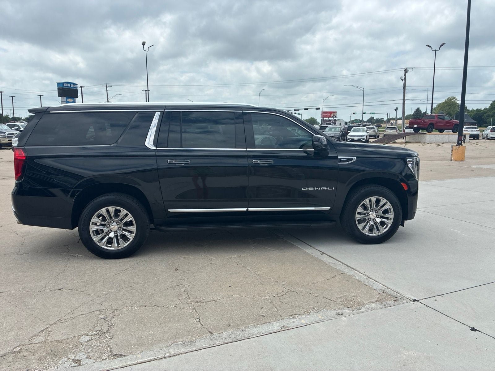 Used 2022 GMC Yukon XL Denali AWD/4WD image 9