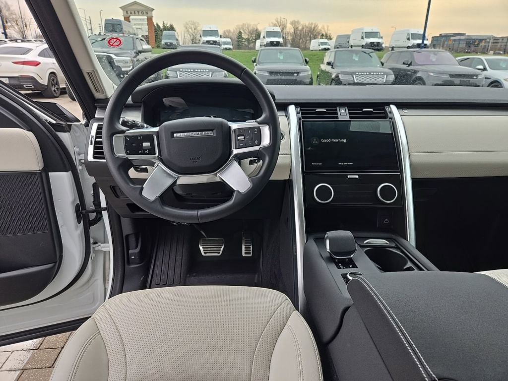Used 2025 Land Rover Discovery Dynamic SE image 15
