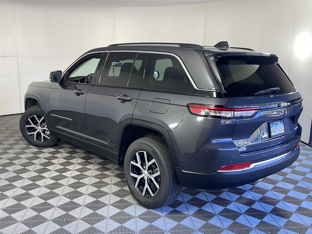 Used 2023 Jeep Grand Cherokee Limited image 4