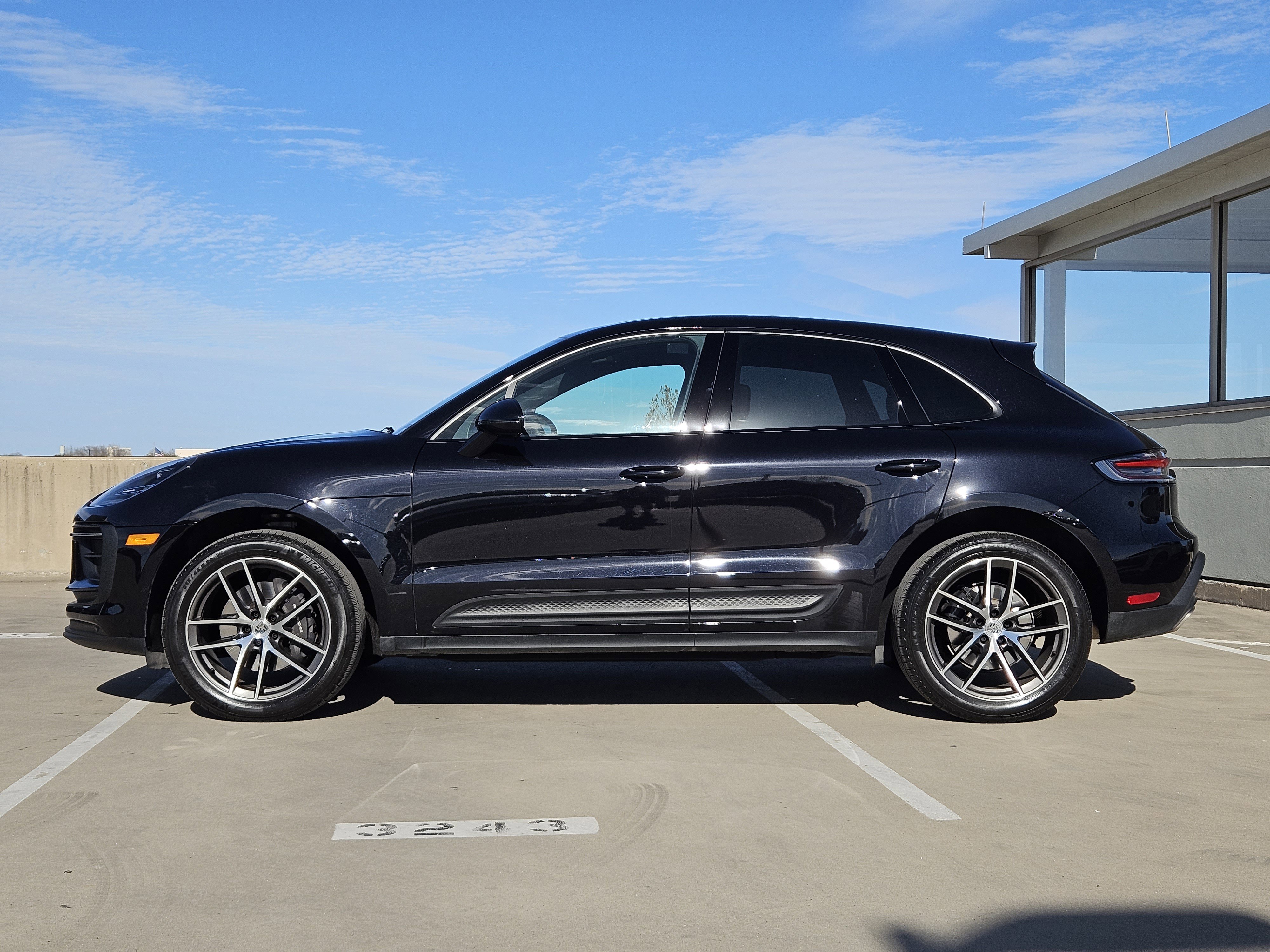 Certified 2025 Porsche Macan image 2