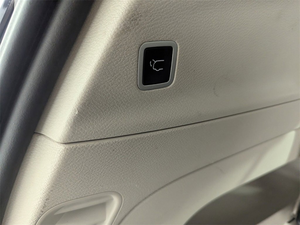 Used 2023 Chrysler Voyager LX image 18