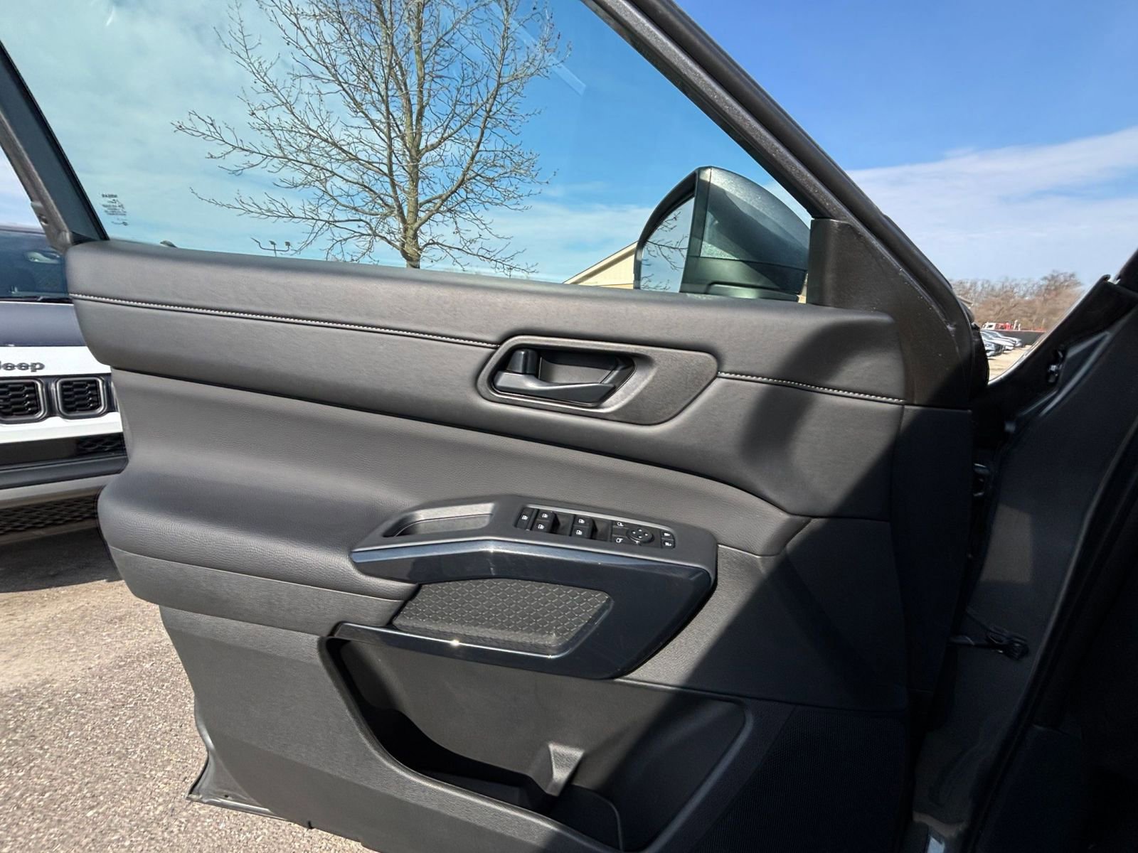 Used 2025 Nissan Pathfinder SV image 18