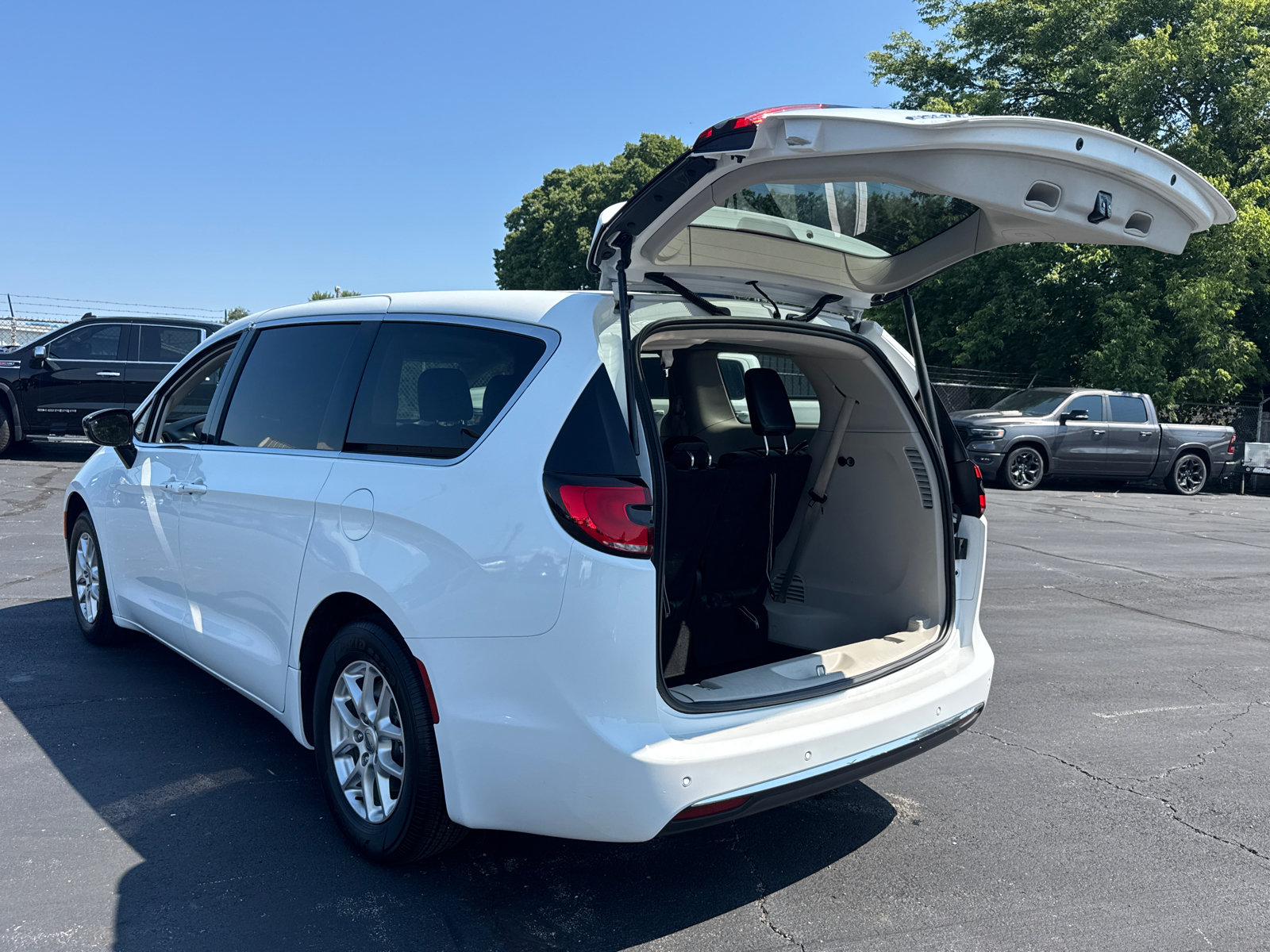 Used 2024 Chrysler Pacifica Touring-L FWD image 18