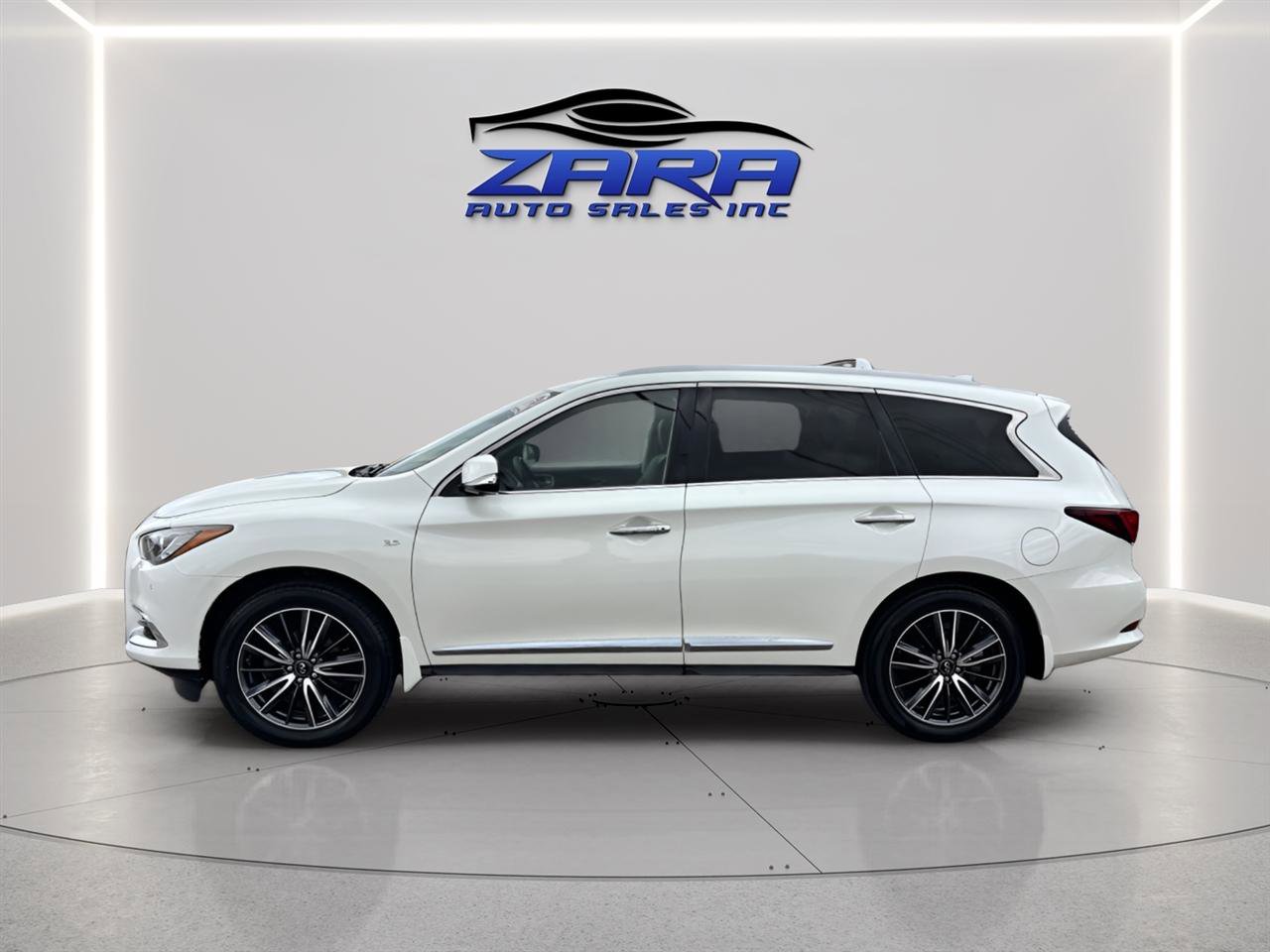 Used 2018 INFINITI QX60 Luxe w/ Deluxe Technology Package image 3