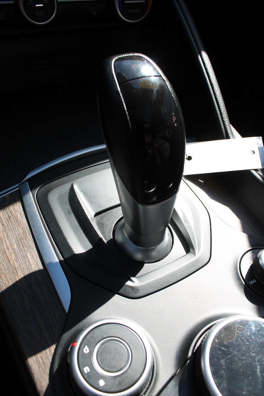 Used 2019 Alfa Romeo Giulia Ti w/ Nero Edizione image 36