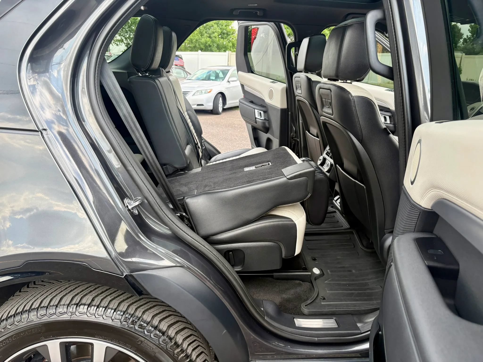 Used 2022 Land Rover Discovery S R-Dynamic AWD/4WD image 29