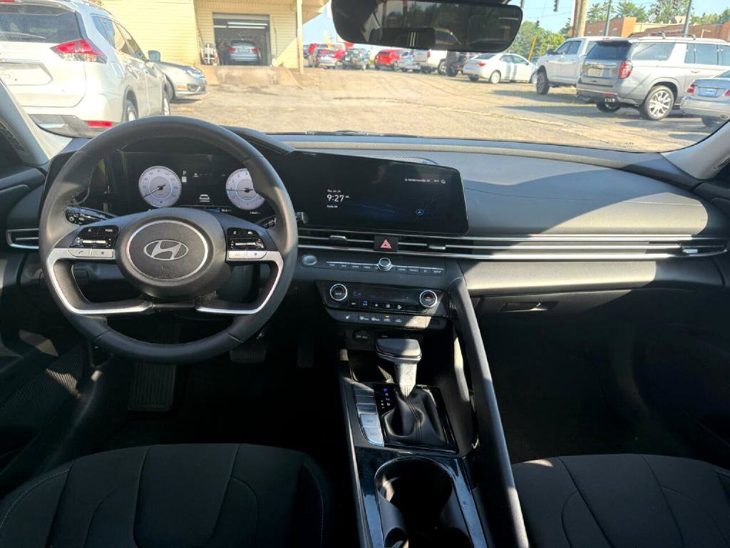 Used 2024 Hyundai Elantra SEL w/ Convenience Package image 6
