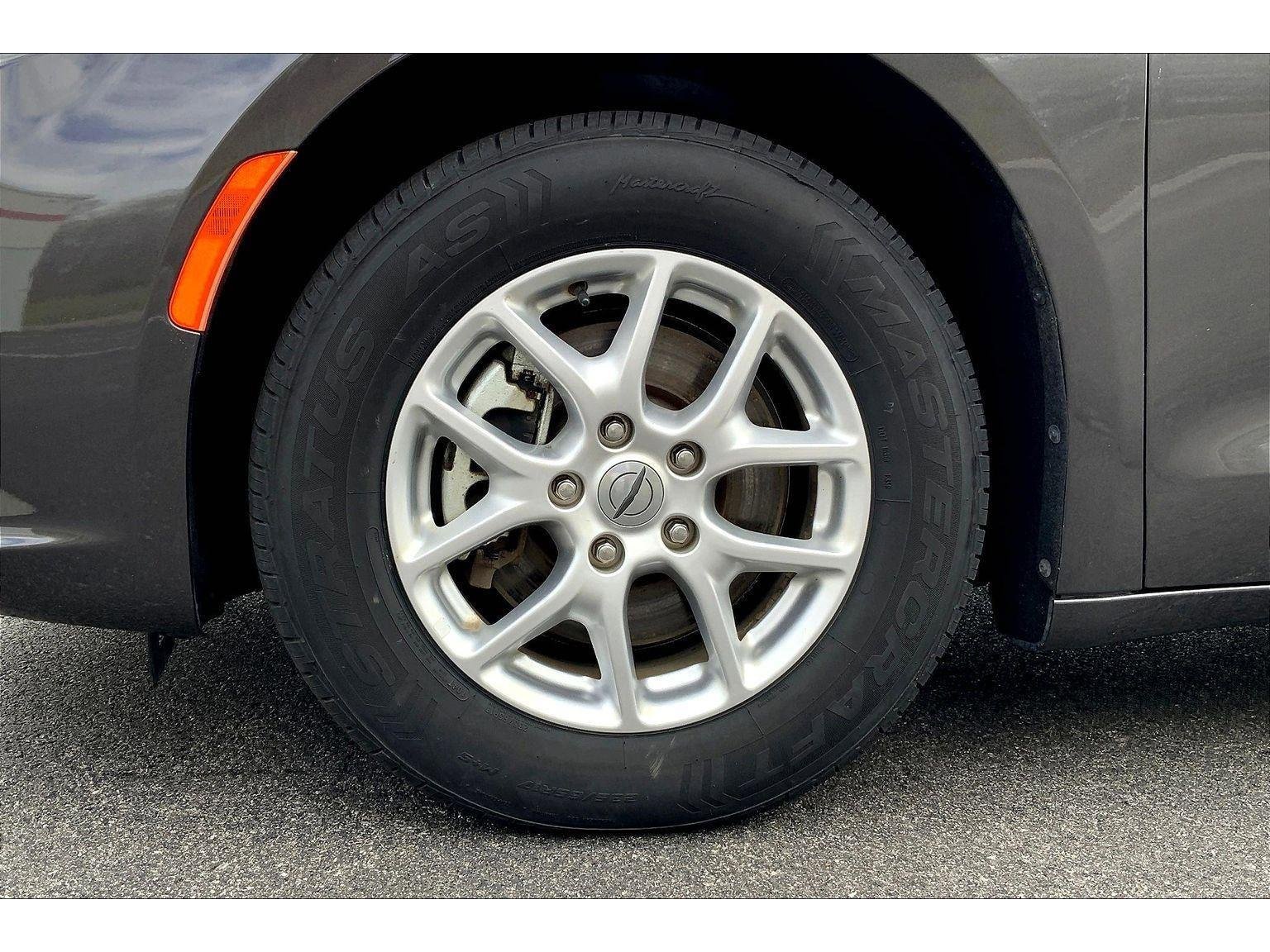 Used 2023 Chrysler Pacifica Touring-L image 9