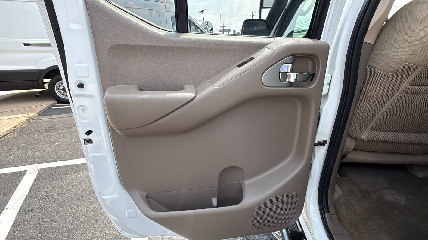 Used 2012 Nissan Frontier SV w/ SV Premium Utility Pkg AWD/4WD image 11
