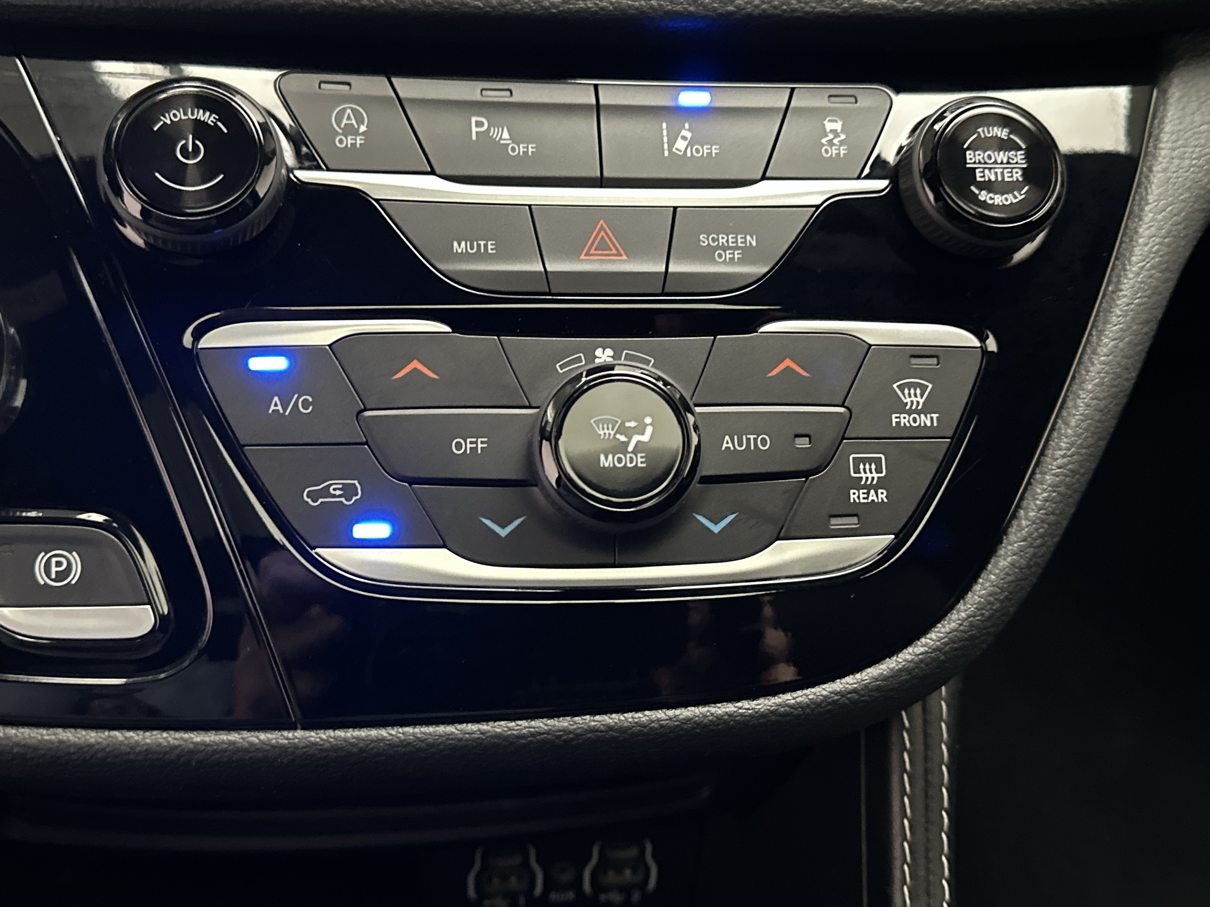 Used 2025 Chrysler Pacifica Limited FWD image 37