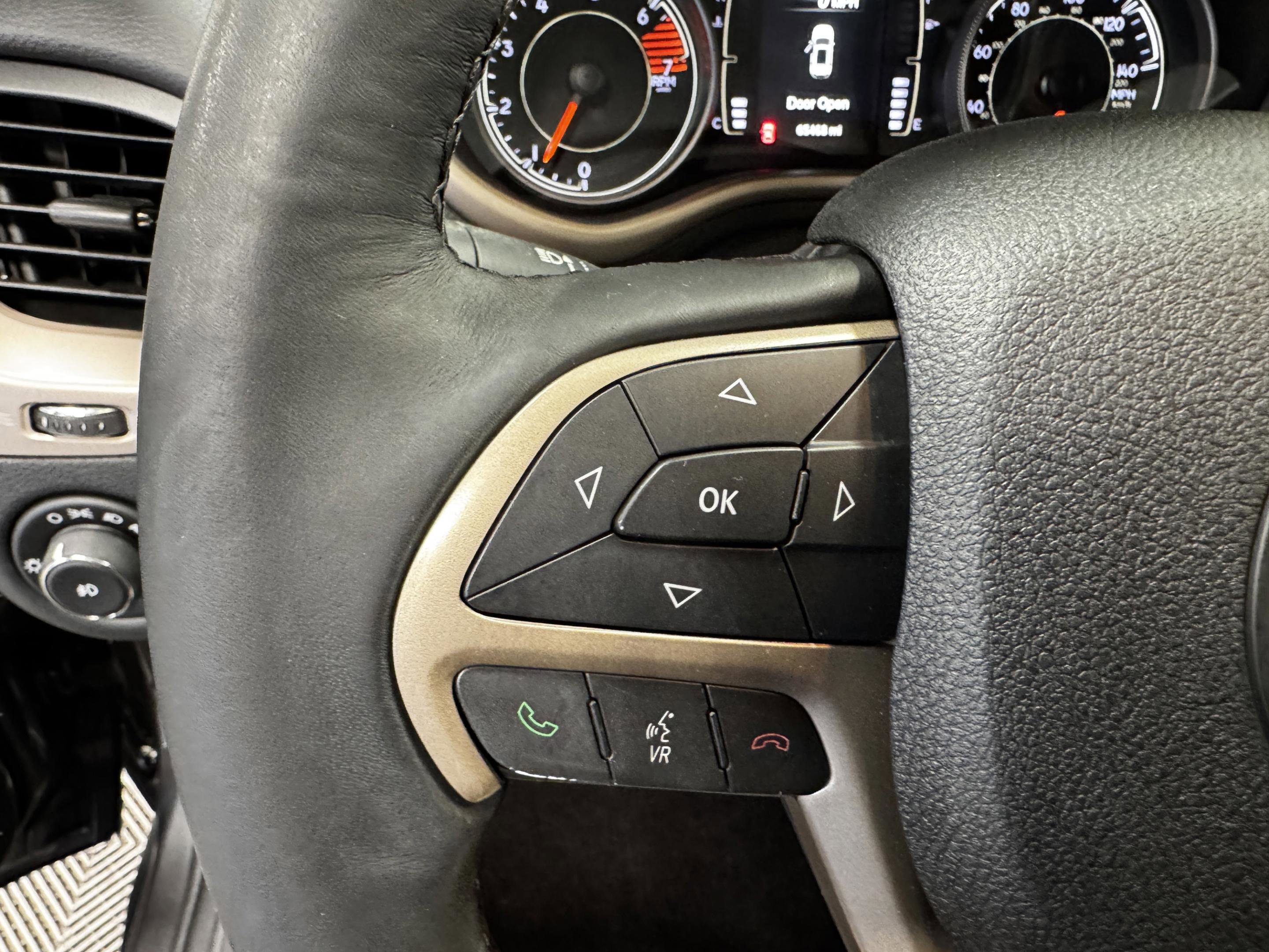 Used 2017 Jeep Cherokee Latitude w/ Safety/Convenience Group FWD image 32