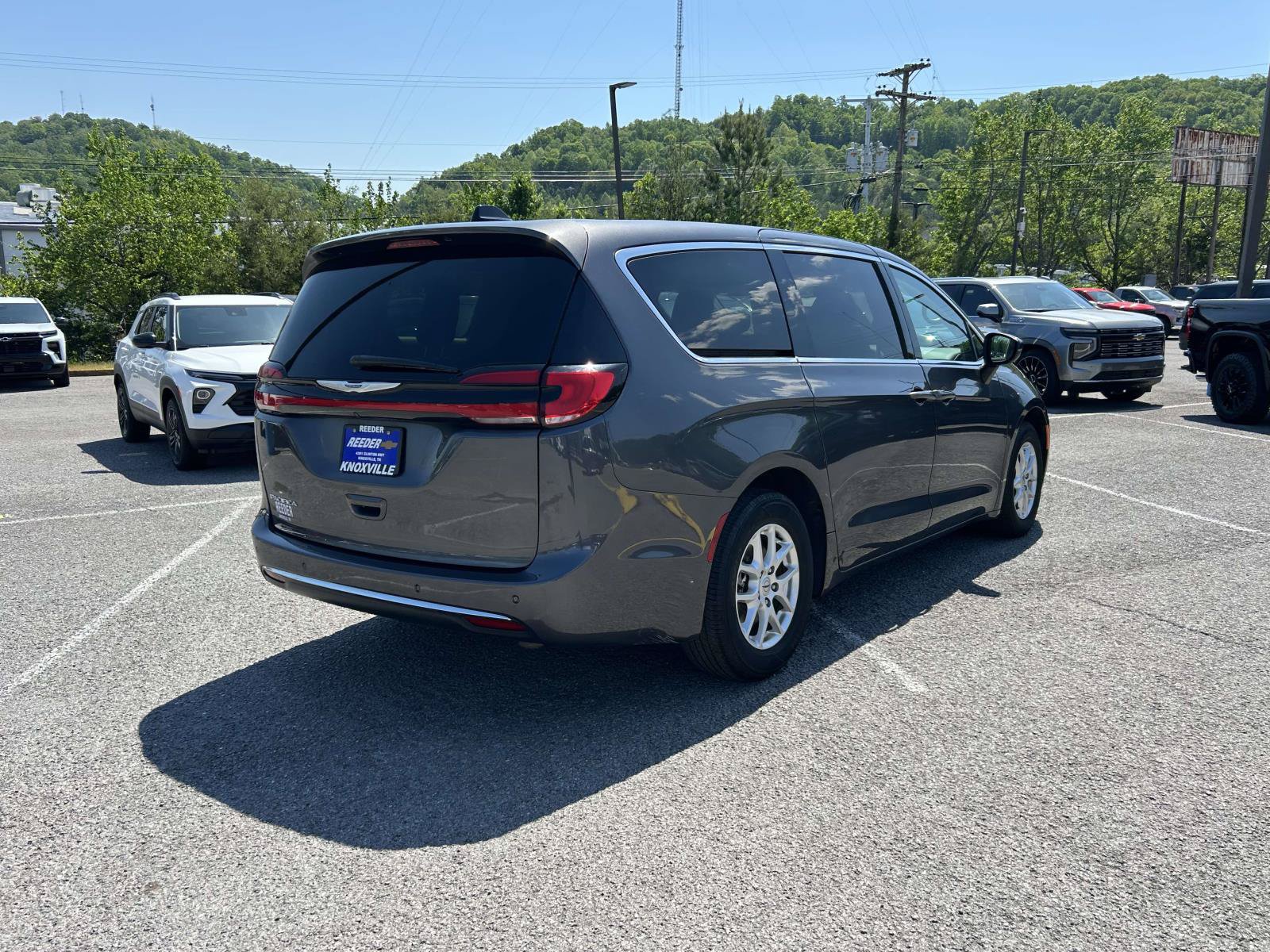 Used 2023 Chrysler Pacifica Touring-L FWD image 3
