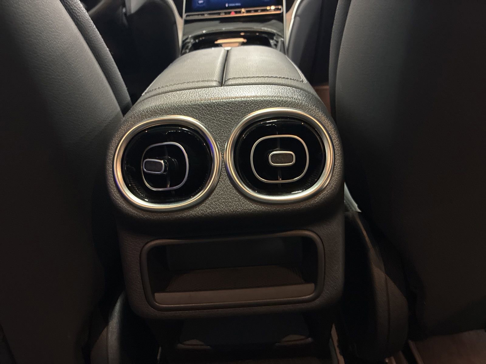 Used 2025 Mercedes-Benz GLC 300 4MATIC image 32