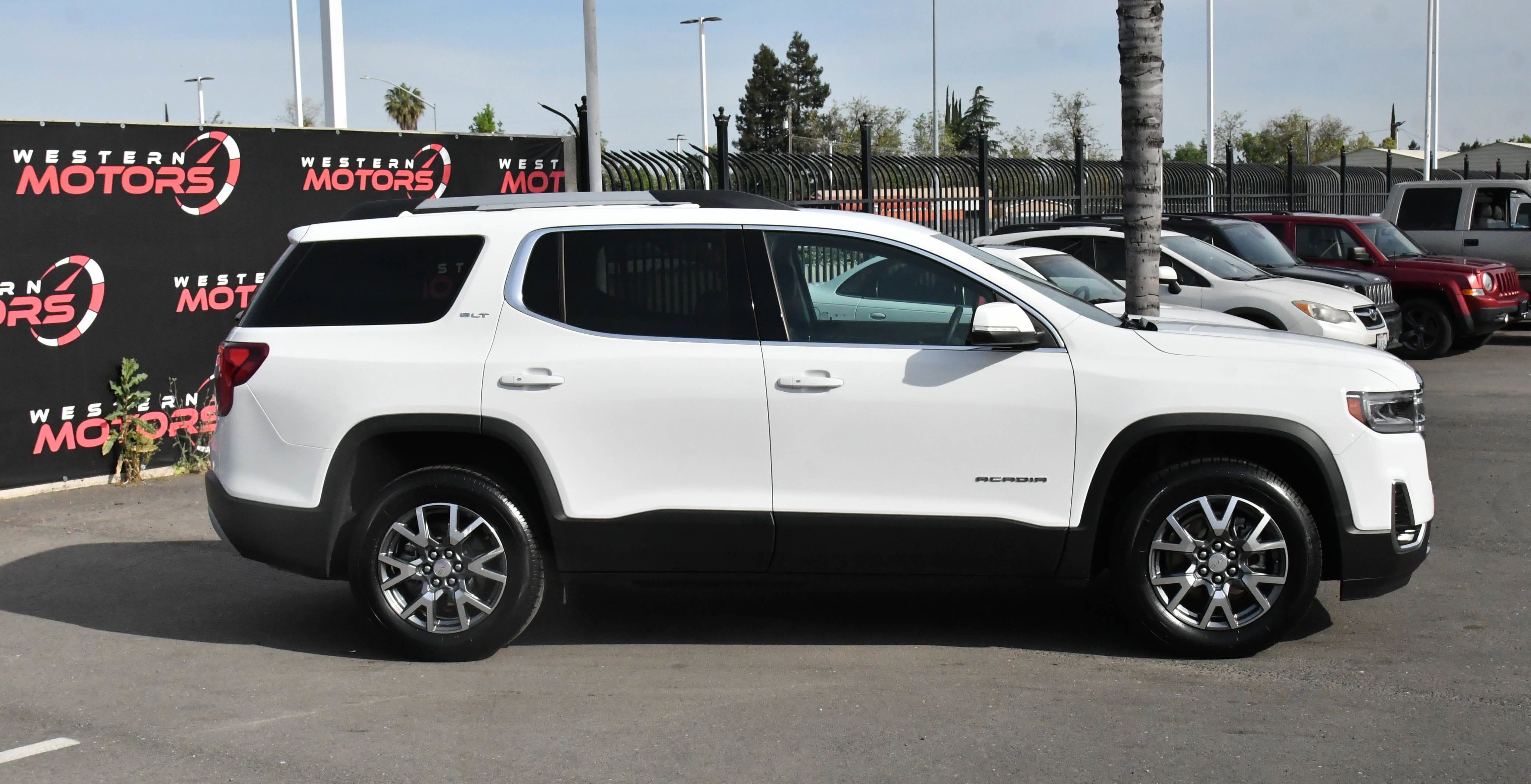 Used 2023 GMC Acadia SLT image 9