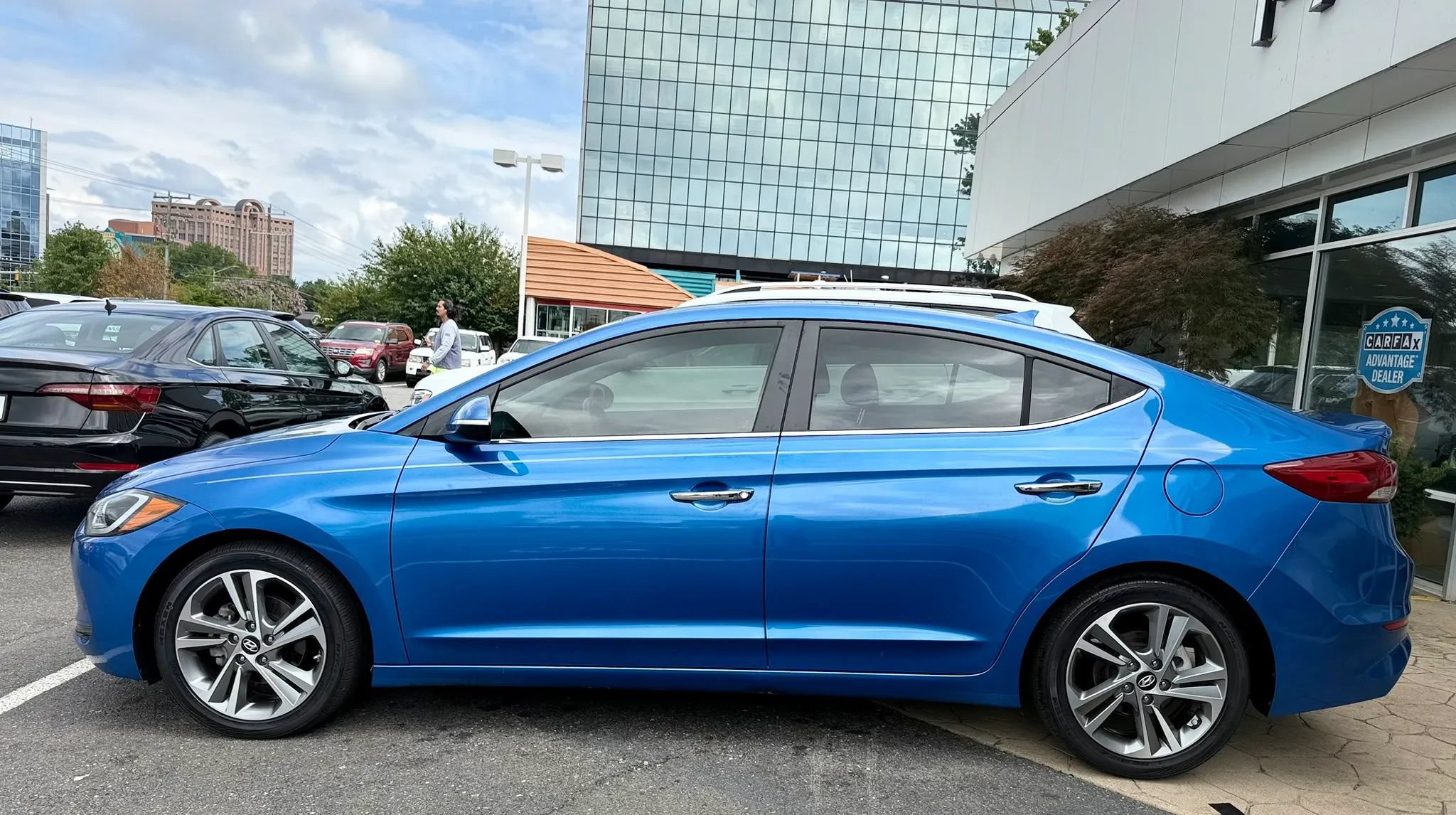 Used 2017 Hyundai Elantra Limited w/ Limited Ultimate Package 05 FWD image 4