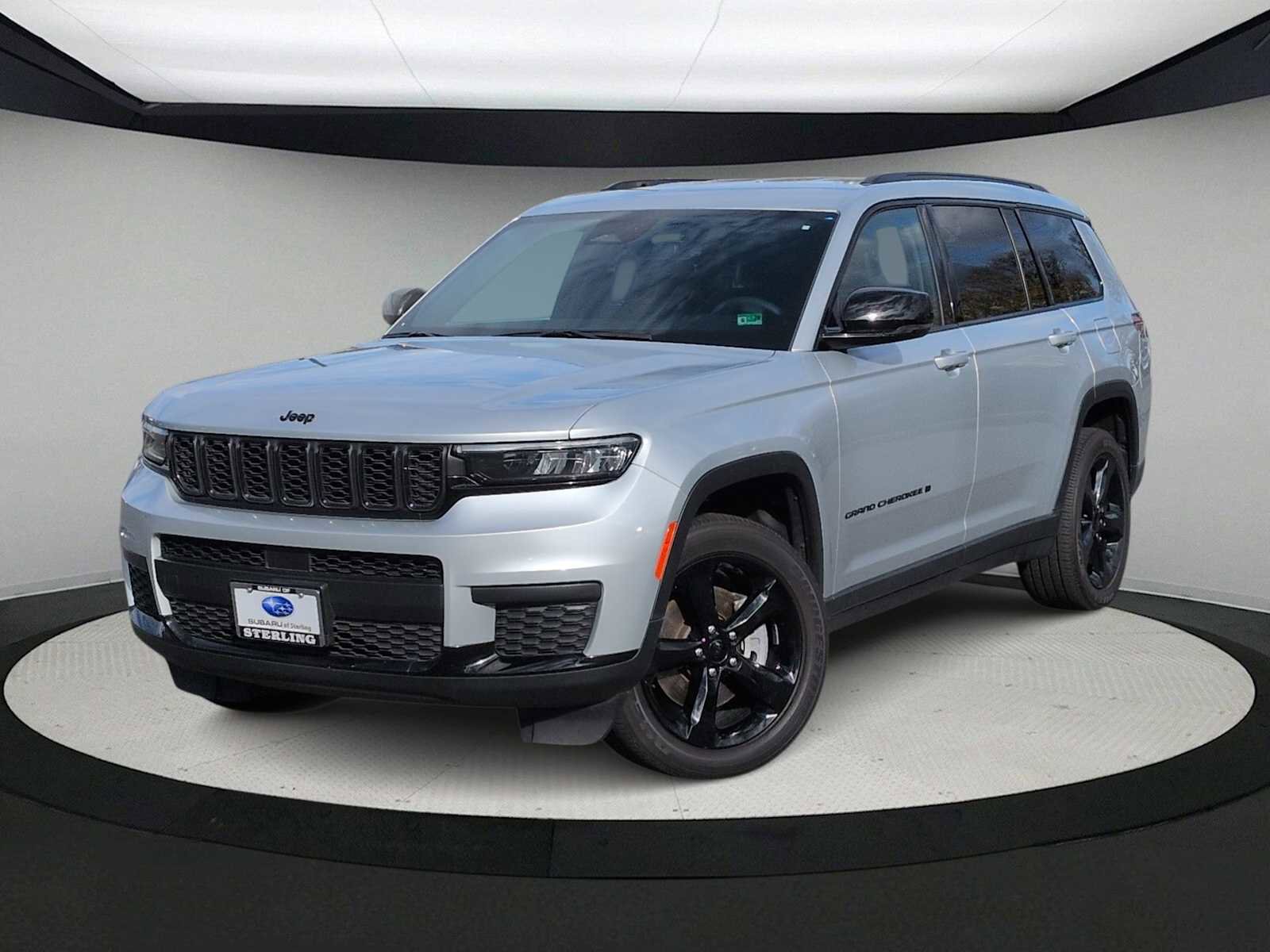 Used 2023 Jeep Grand Cherokee L Laredo image 1