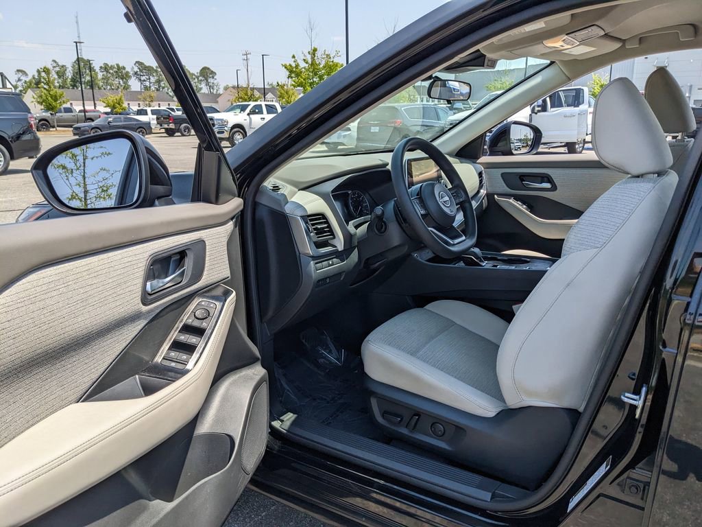 Used 2023 Nissan Rogue SV FWD image 31