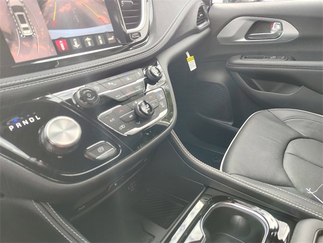 New 2026 Chrysler Pacifica Limited w/ Uconnect Theater Family Group image 26