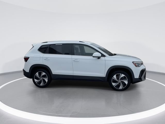 Used 2025 Volkswagen Taos SE image 9