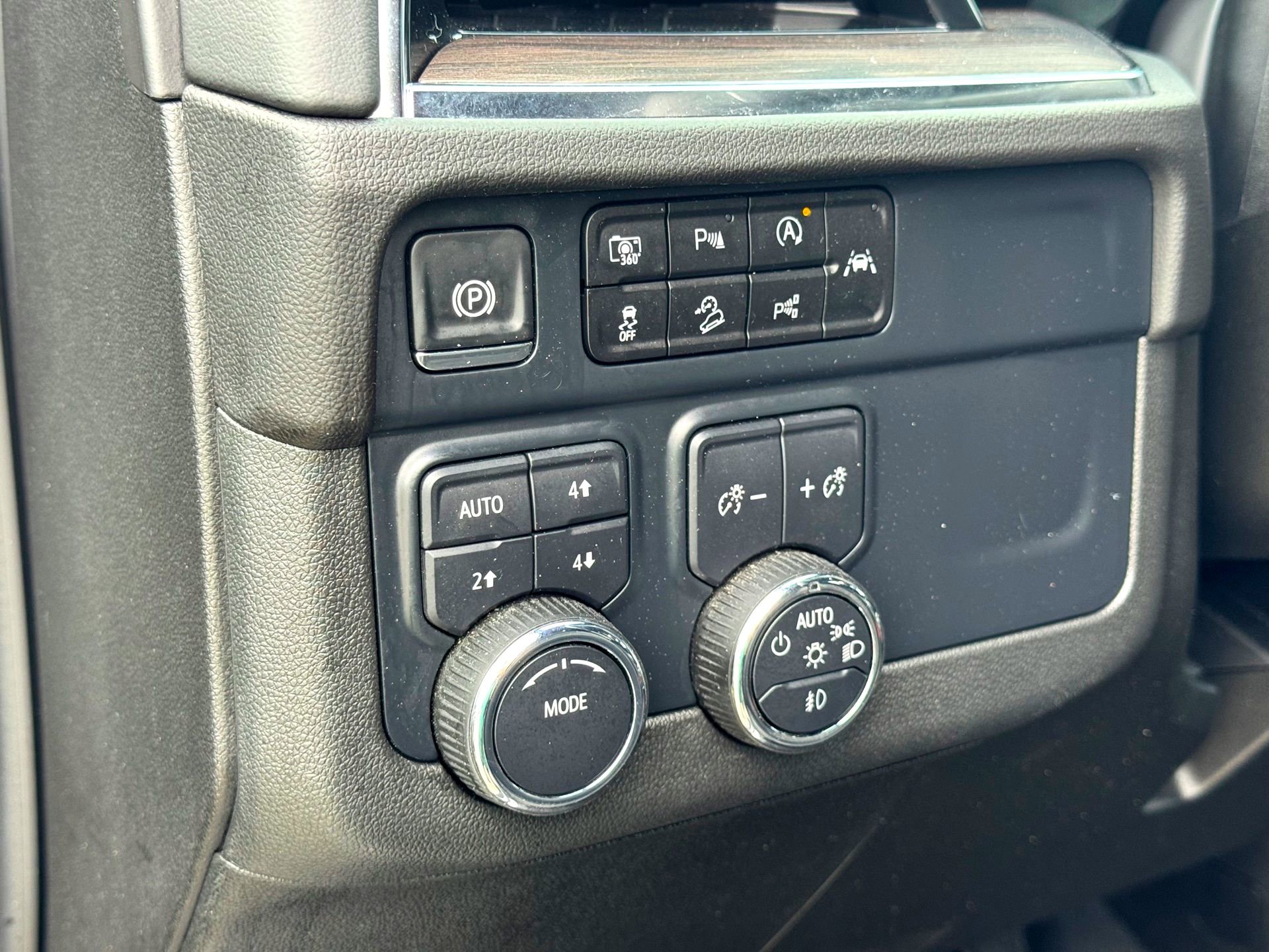 Used 2025 Chevrolet Suburban Z71 AWD/4WD image 14
