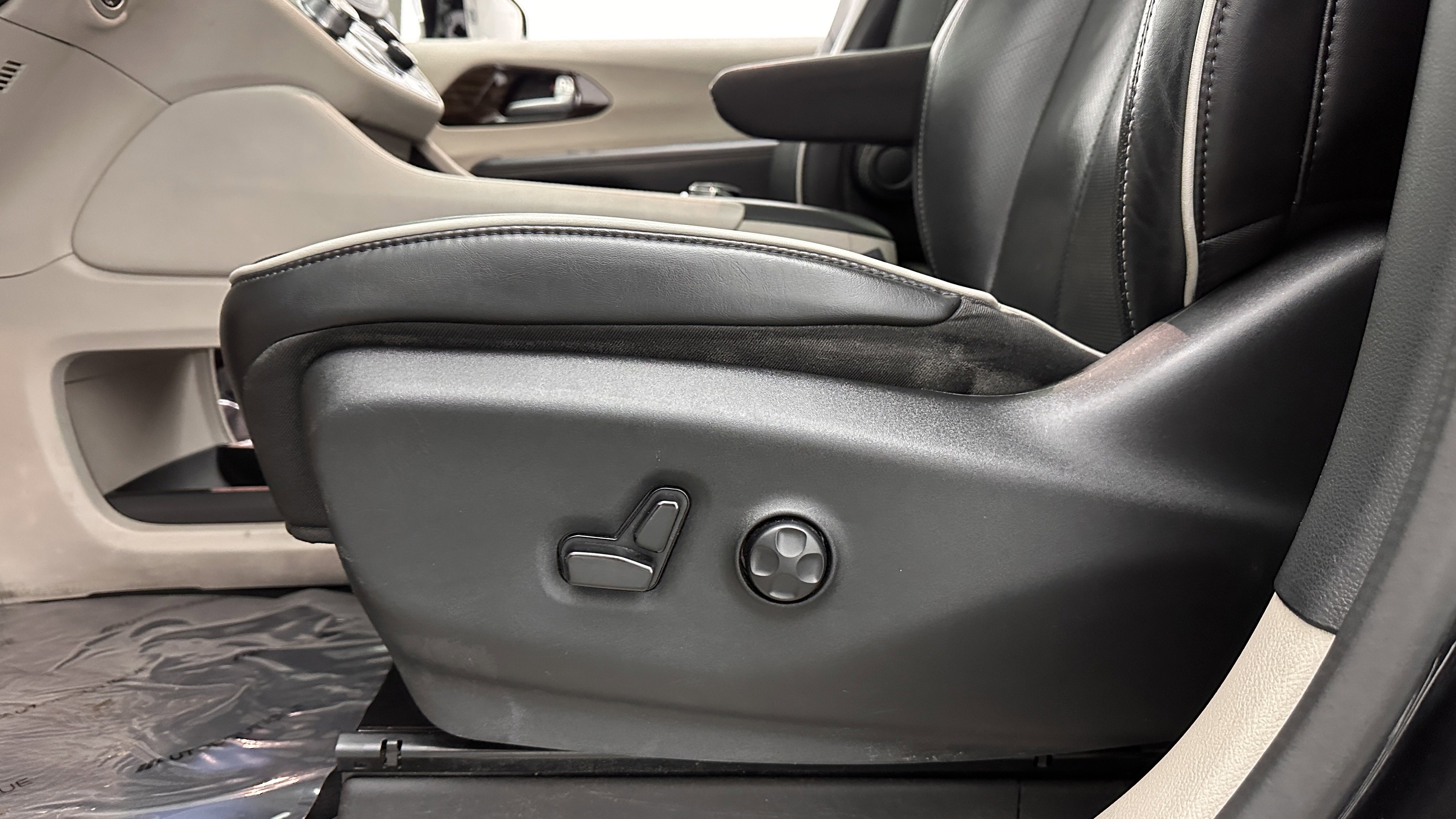 Used 2023 Chrysler Pacifica Limited image 17