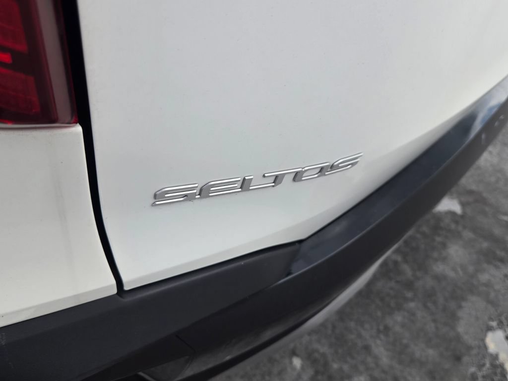 Used 2025 Kia Seltos EX w/ EX Sunroof Package FWD image 11