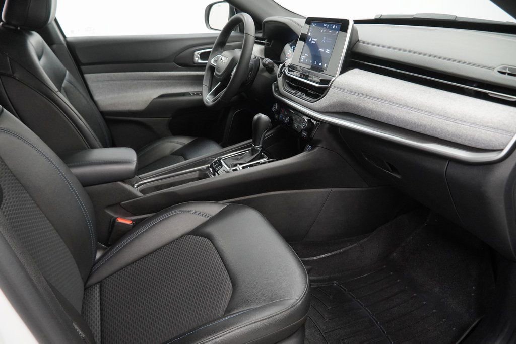 Certified 2025 Jeep Compass Latitude image 47