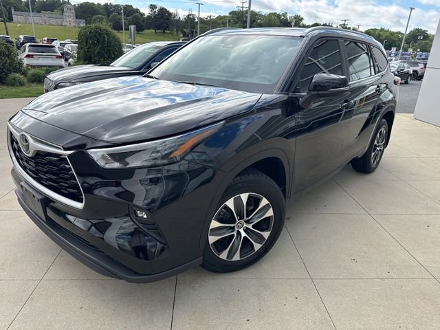 Used 2023 Toyota Highlander XLE AWD/4WD image 3