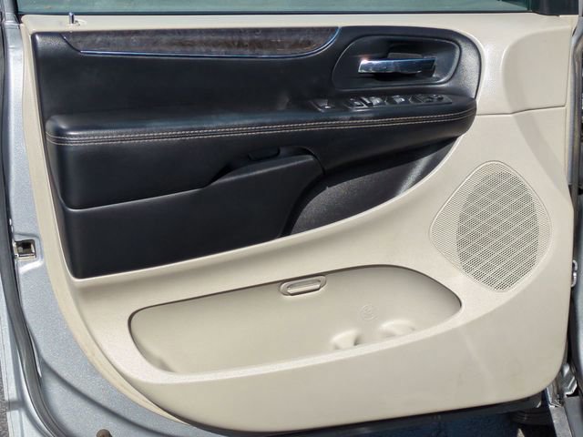 Used 2014 Chrysler Town & Country Touring-L w/ Driver Convenience Group image 22