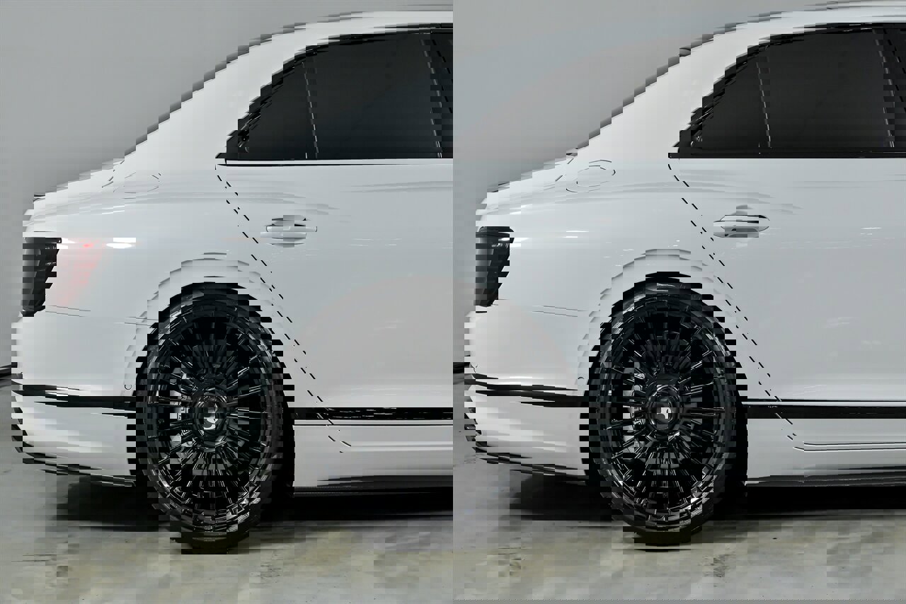 Used 2023 Bentley Flying Spur V8 image 13