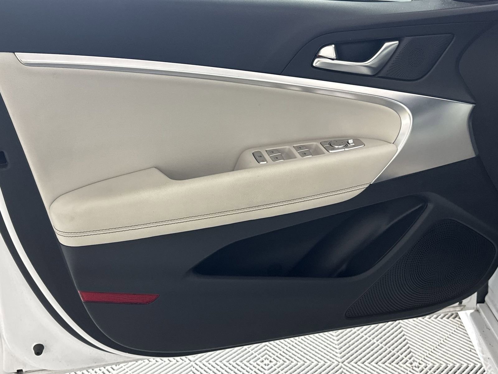 Used 2025 Genesis G70 2.5T RWD image 29