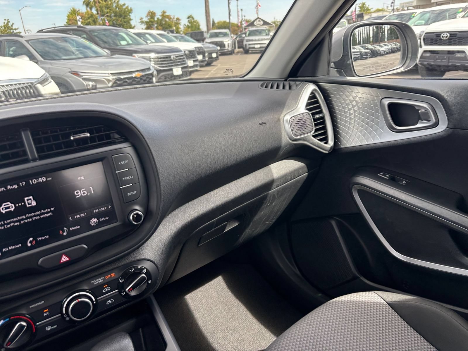 Used 2025 Kia Soul LX w/ LX Technology Package FWD image 28