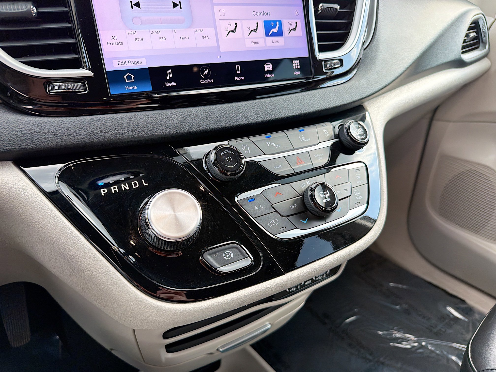 Used 2023 Chrysler Pacifica Touring-L FWD image 10