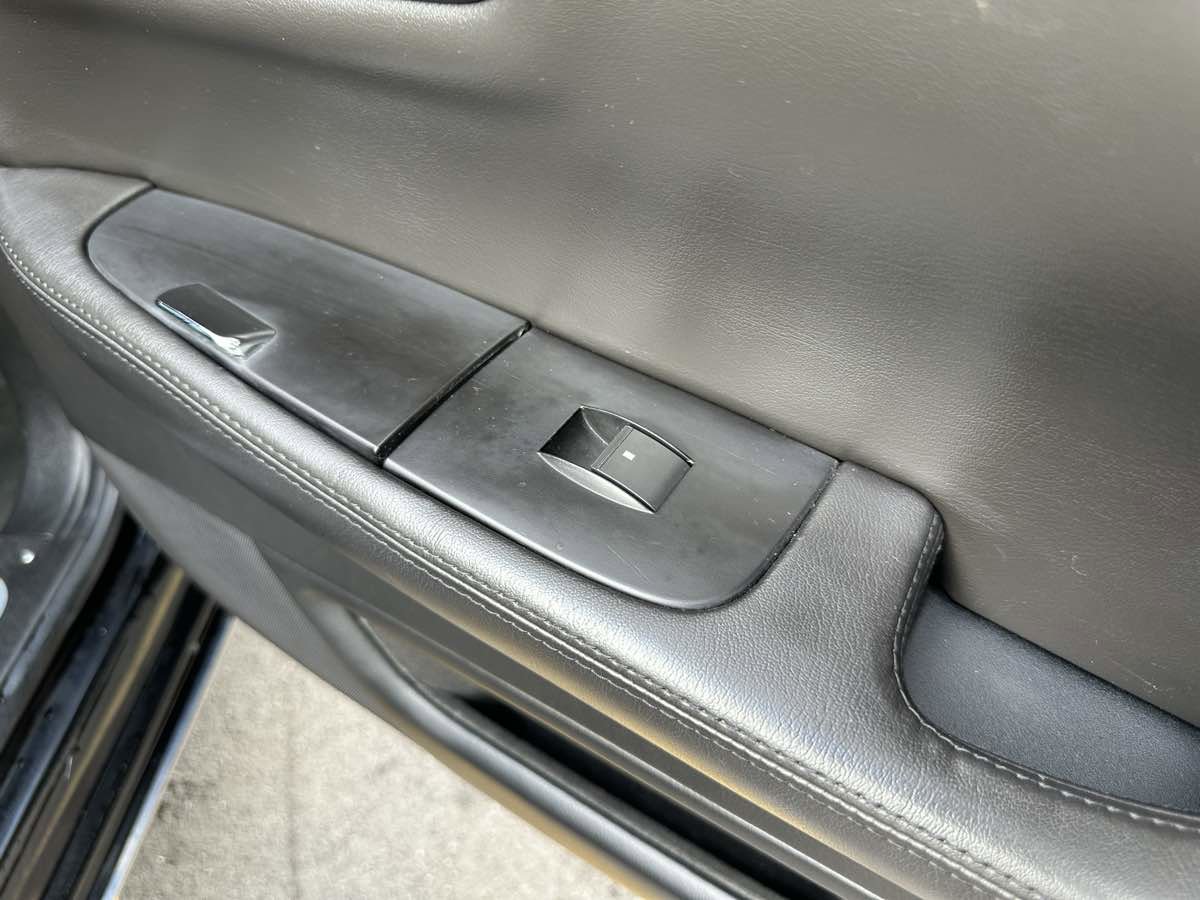 Used 2011 Cadillac DTS Limousine image 39