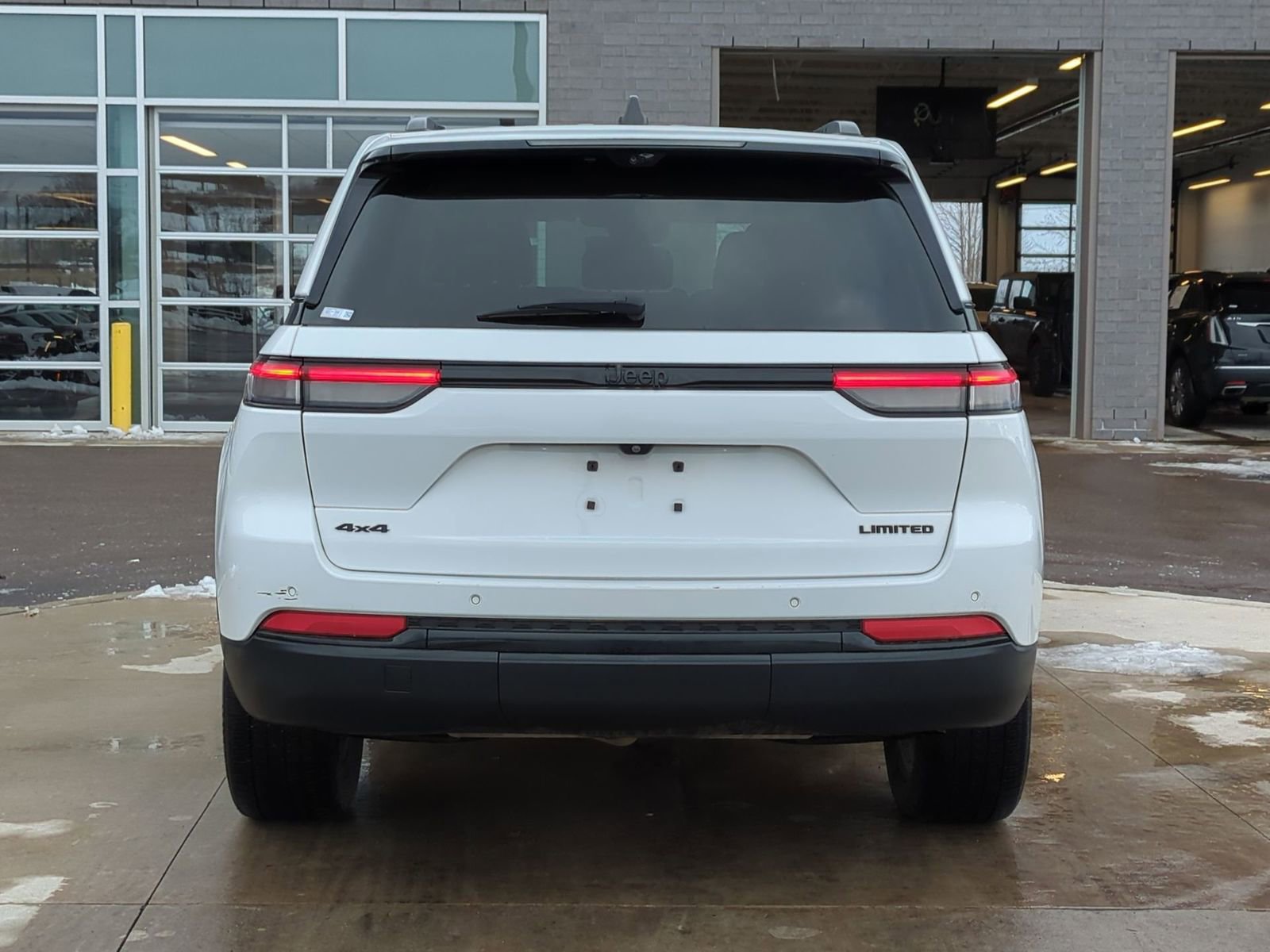 Used 2023 Jeep Grand Cherokee Limited w/ Luxury Tech Group II image 7