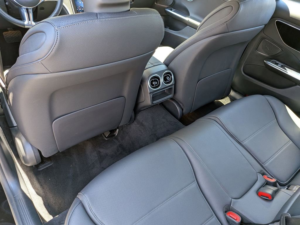 Used 2025 Mercedes-Benz C 300 Sedan image 23