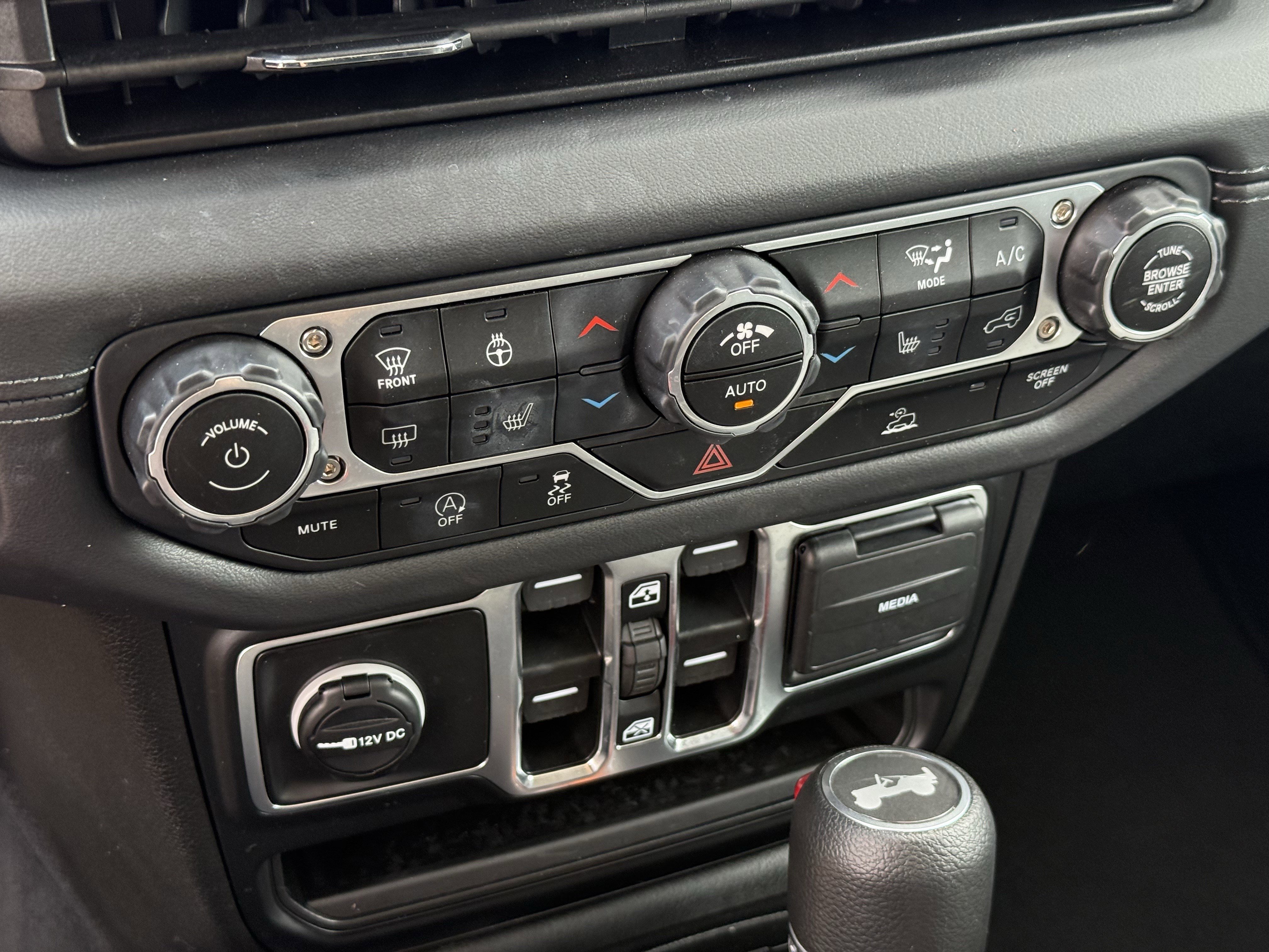 Used 2025 Jeep Wrangler Sahara image 23