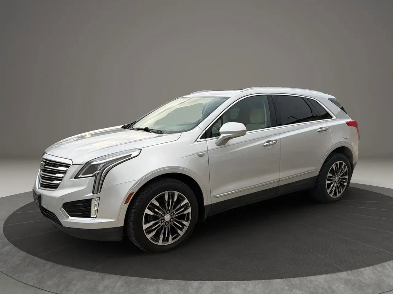 Used 2017 Cadillac XT5 Premium Luxury FWD image 2