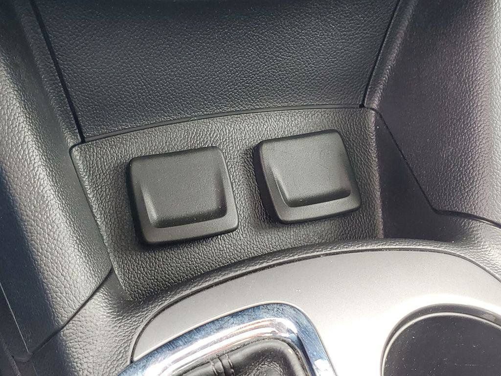Used 2018 Chevrolet Cruze LT w/ Sun And Sound Package FWD image 18