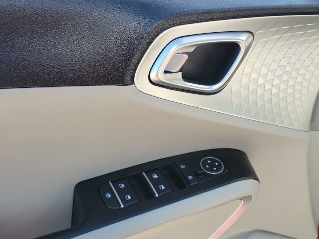 Used 2025 Kia Soul LX FWD image 20
