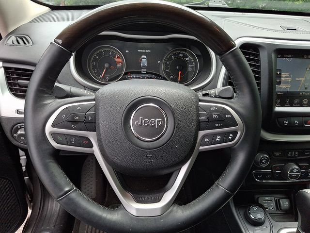 Used 2017 Jeep Cherokee Overland w/ Technology Group AWD/4WD image 15