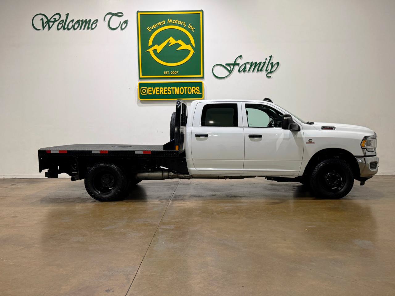 Used 2024 RAM 3500 Tradesman w/ Chrome Appearance Group AWD/4WD image 9